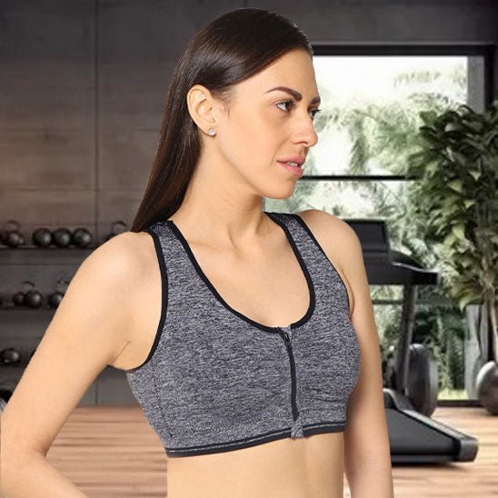 Femme portant brassière sport Cropfit pendant entraînement fitness