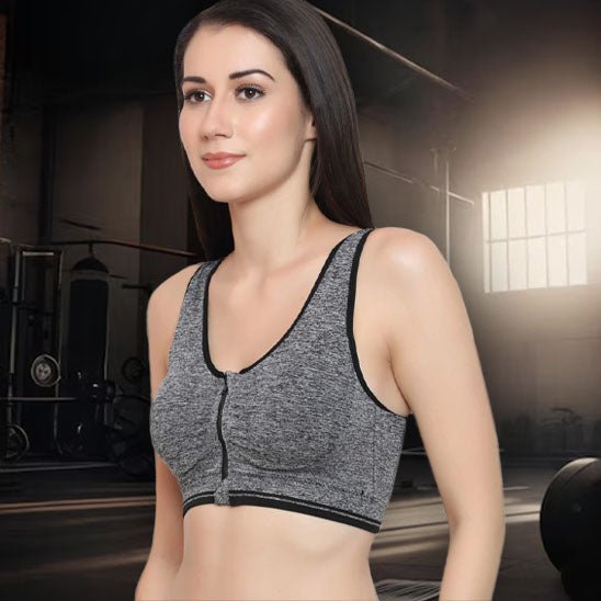 Femme portant brassière sport Cropfit pendant entraînement fitness